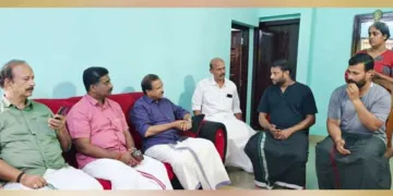 സാവരിയ ബസന്തിന്റെ വീട് സന്ദര്‍ശിച്ച വി. മുരളീധരന്‍ എംഎല്‍എ മാതാപിതാക്കളുമായി സംസാരിക്കുന്നു