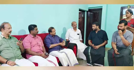 സാവരിയ ബസന്തിന്റെ വീട് സന്ദര്‍ശിച്ച വി. മുരളീധരന്‍ എംഎല്‍എ മാതാപിതാക്കളുമായി സംസാരിക്കുന്നു