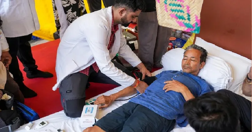 ‘ ഇങ്ങനെ പോയാൽ രണ്ട് ദിവസത്തിനകം മരണപ്പെടും ‘ : വാങ്ചുക്കിന് ഭക്ഷണം നൽകണമെന്ന് ഹർജി : ഞങ്ങളുടെ ആവശ്യങ്ങൾ കേന്ദ്രസർക്കാർ പരിഗണിക്കണമെന്ന് ദീപ്കെ