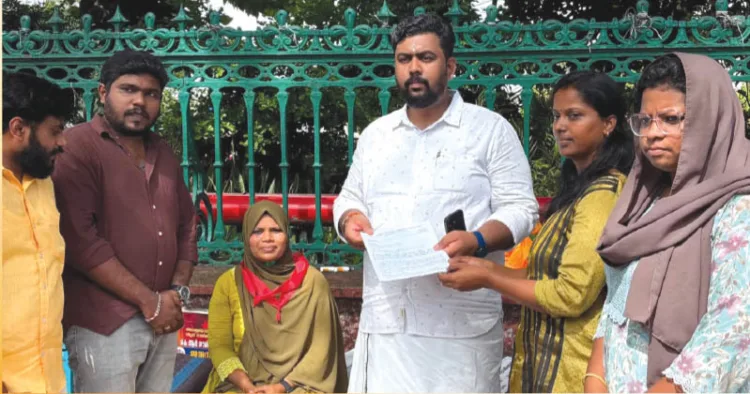 സെക്രട്ടേറിയറ്റിന് മുന്നില്‍ സമരത്തിലുള്ള റാങ്ക് ഹോള്‍ഡേഴ്‌സിനെ യുവമോര്‍ച്ച സംസ്ഥാന ജനറല്‍ സെക്രട്ടറി ഗോകുല്‍ ഗോപിനാഥ് സന്ദര്‍ശിച്ചപ്പോള്‍