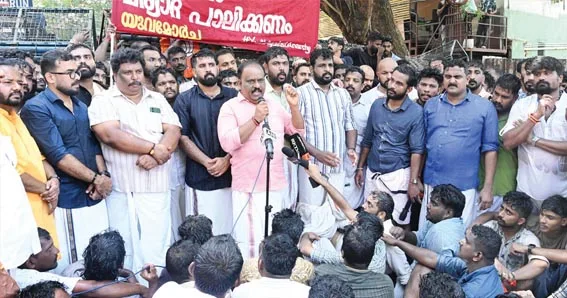 യുവമോര്‍ച്ചയുടെ ആഭിമുഖ്യത്തില്‍ മുഖ്യമന്ത്രിയുടെ വസതിയിലേക്ക് നടത്തിയ യുവജനമാര്‍ച്ച് ബിജെപി നിയമസഭാകക്ഷി നേതാവ് ബി.ബി. ഗോപകുമാര്‍ ഉദ്ഘാടനം ചെയ്യുന്നു