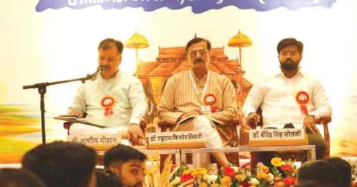 ആലുവയില്‍ എബിവിപി കേന്ദ്ര പ്രവര്‍ത്തക സമിതി സമാപനസഭയില്‍ ദേശീയ സംഘടന സെക്രട്ടറി ആശിഷ് ചൗഹാന്‍, ദേശീയ അധ്യക്ഷന്‍ പ്രൊഫ. രഘുരാജ് കിഷോര്‍ തിവാരി, ദേശീയ ജനറല്‍ സെക്രട്ടറി ഡോ. വീരേന്ദ്ര സിങ് സോളങ്കി എന്നിവര്‍