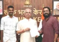 എബിവിപി പ്രതിനിധി സംഘം ഗവര്‍ണര്‍ രാജേന്ദ്ര വിശ്വനാഥ് ആര്‍ലേക്കര്‍ക്ക് നിവേദനം നല്‍കുന്നു