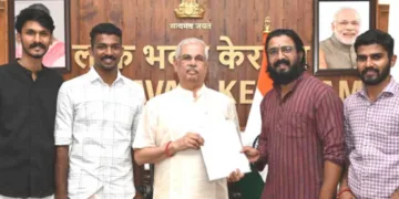 എബിവിപി പ്രതിനിധി സംഘം ഗവര്‍ണര്‍ രാജേന്ദ്ര വിശ്വനാഥ് ആര്‍ലേക്കര്‍ക്ക് നിവേദനം നല്‍കുന്നു