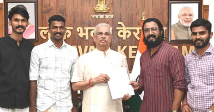 എബിവിപി പ്രതിനിധി സംഘം ഗവര്‍ണര്‍ രാജേന്ദ്ര വിശ്വനാഥ് ആര്‍ലേക്കര്‍ക്ക് നിവേദനം നല്‍കുന്നു