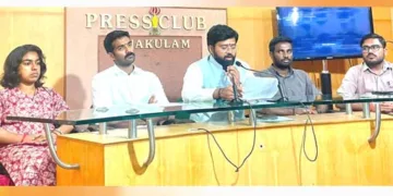 എബിവിപി ദേശീയ ജനറല്‍ സെക്രട്ടറി ഡോ. വീരേന്ദ്ര സിങ് സോളങ്കി വാര്‍ത്താസമ്മേളനത്തില്‍ സംസാരിക്കുന്നു.
സംസ്ഥാന ജോ. സെക്രട്ടറി ആര്‍. അശ്വതി, ദേശീയ സെക്രട്ടറി ശ്രാവണ്‍ ബി. രാജ്, സംസ്ഥാന സെക്രട്ടറി യദു
കൃഷ്ണന്‍, ദേശീയ മീഡിയ കോ-കണ്‍വീനര്‍ അഭിനവ് മിശ്ര സമീപം