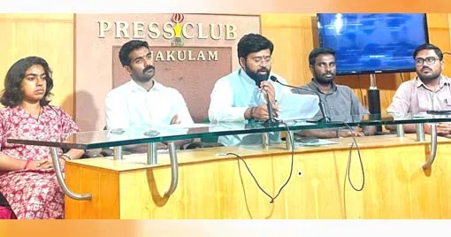 എബിവിപി ദേശീയ ജനറല് സെക്രട്ടറി ഡോ. വീരേന്ദ്ര സിങ് സോളങ്കി വാര്ത്താസമ്മേളനത്തില് സംസാരിക്കുന്നു.
സംസ്ഥാന ജോ. സെക്രട്ടറി ആര്. അശ്വതി, ദേശീയ സെക്രട്ടറി ശ്രാവണ് ബി. രാജ്, സംസ്ഥാന സെക്രട്ടറി യദു
കൃഷ്ണന്, ദേശീയ മീഡിയ കോ-കണ്വീനര് അഭിനവ് മിശ്ര സമീപം