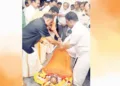 കഴിഞ്ഞ ദിവസം അന്തരിച്ച ബിഎംഎസ് സംസ്ഥാന ജനറല്‍ സെക്രട്ടറി ജി.കെ. അജിത്തിന് ആര്‍എസ്എസ് ദക്ഷിണ കേരളം പ്രാന്തകാര്യവാഹ് ടി.വി. പ്രസാദ്ബാബു ആദരാഞ്ജലി അര്‍പ്പിക്കുന്നു. ബിഎംഎസ് അഖിലേന്ത്യാ വൈസ് പ്രസിഡന്റ് ഉണ്ണികൃഷ്ണന്‍ ഉണ്ണിത്താന്‍, സംസ്ഥാന പ്രസിഡന്റ് ശിവജി സുദര്‍ശന്‍, അഖിലേന്ത്യാ സംഘടനാ സെക്രട്ടറി സുരേന്ദ്ര, സംസ്ഥാന സമിതിയംഗം കെ. ജയകുമാര്‍, ക്ഷേത്രീയ സംഘടനാ സെക്രട്ടറി രാധാകൃഷ്ണന്‍ തുടങ്ങിയവര്‍ സമീപം