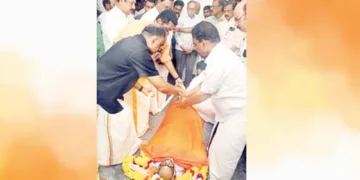 കഴിഞ്ഞ ദിവസം അന്തരിച്ച ബിഎംഎസ് സംസ്ഥാന ജനറല്‍ സെക്രട്ടറി ജി.കെ. അജിത്തിന് ആര്‍എസ്എസ് ദക്ഷിണ കേരളം പ്രാന്തകാര്യവാഹ് ടി.വി. പ്രസാദ്ബാബു ആദരാഞ്ജലി അര്‍പ്പിക്കുന്നു. ബിഎംഎസ് അഖിലേന്ത്യാ വൈസ് പ്രസിഡന്റ് ഉണ്ണികൃഷ്ണന്‍ ഉണ്ണിത്താന്‍, സംസ്ഥാന പ്രസിഡന്റ് ശിവജി സുദര്‍ശന്‍, അഖിലേന്ത്യാ സംഘടനാ സെക്രട്ടറി സുരേന്ദ്ര, സംസ്ഥാന സമിതിയംഗം കെ. ജയകുമാര്‍, ക്ഷേത്രീയ സംഘടനാ സെക്രട്ടറി രാധാകൃഷ്ണന്‍ തുടങ്ങിയവര്‍ സമീപം