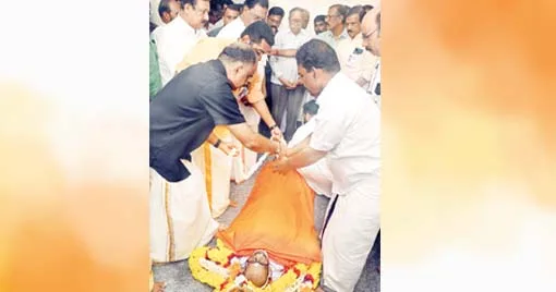 കഴിഞ്ഞ ദിവസം അന്തരിച്ച ബിഎംഎസ് സംസ്ഥാന ജനറല്‍ സെക്രട്ടറി ജി.കെ. അജിത്തിന് ആര്‍എസ്എസ് ദക്ഷിണ കേരളം പ്രാന്തകാര്യവാഹ് ടി.വി. പ്രസാദ്ബാബു ആദരാഞ്ജലി അര്‍പ്പിക്കുന്നു. ബിഎംഎസ് അഖിലേന്ത്യാ വൈസ് പ്രസിഡന്റ് ഉണ്ണികൃഷ്ണന്‍ ഉണ്ണിത്താന്‍, സംസ്ഥാന പ്രസിഡന്റ് ശിവജി സുദര്‍ശന്‍, അഖിലേന്ത്യാ സംഘടനാ സെക്രട്ടറി സുരേന്ദ്ര, സംസ്ഥാന സമിതിയംഗം കെ. ജയകുമാര്‍, ക്ഷേത്രീയ സംഘടനാ സെക്രട്ടറി രാധാകൃഷ്ണന്‍ തുടങ്ങിയവര്‍ സമീപം