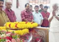 അന്തരിച്ച ബിഎംഎസ് സംസ്ഥാന ജനറല്‍ സെക്രട്ടറി ജി.കെ. അജിത്തിന് ബിജെപി ദേശീയ നിര്‍വാഹക സമിതി അംഗം കുമ്മനം രാജശേഖരന്‍ അന്ത്യാഞ്ജലി അര്‍പ്പിക്കുന്നു