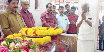 അന്തരിച്ച ബിഎംഎസ് സംസ്ഥാന ജനറല്‍ സെക്രട്ടറി ജി.കെ. അജിത്തിന് ബിജെപി ദേശീയ നിര്‍വാഹക സമിതി അംഗം കുമ്മനം രാജശേഖരന്‍ അന്ത്യാഞ്ജലി അര്‍പ്പിക്കുന്നു