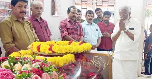 അന്തരിച്ച ബിഎംഎസ് സംസ്ഥാന ജനറല്‍ സെക്രട്ടറി ജി.കെ. അജിത്തിന് ബിജെപി ദേശീയ നിര്‍വാഹക സമിതി അംഗം കുമ്മനം രാജശേഖരന്‍ അന്ത്യാഞ്ജലി അര്‍പ്പിക്കുന്നു