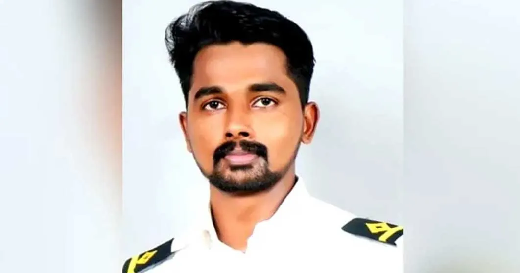 നീണ്ട കാത്തിരിപ്പിന് വിരാമം; യുക്രൈനിലെ കപ്പൽ ആക്രമണത്തിൽ കൊല്ലപ്പെട്ട അഖിൽ ജോയലിന്റെ മൃതദേഹം വീട്ടിലെത്തിച്ചു