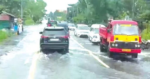 എസി റോഡില് കിടങ്ങറയ്ക്ക് കിഴക്ക് ഭാഗത്ത് വെള്ളം കയറിയ നിലയില്