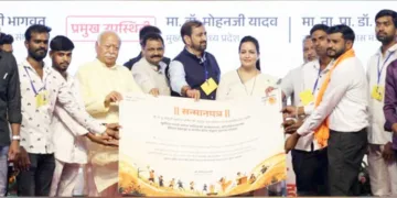 പാര്ധി ആദിവാസി ആശ്രമശാലയില് അമനോര യെസ് ഫൗണ്ടേഷന് നിര്മിച്ച മൂന്ന് കായിക സമുച്ചയങ്ങള് ആര്എസ്എസ് സര്സംഘചാലക് ഡോ. മോഹന് ഭാഗവത് ഉദ്ഘാടനം ചെയ്യുന്നു