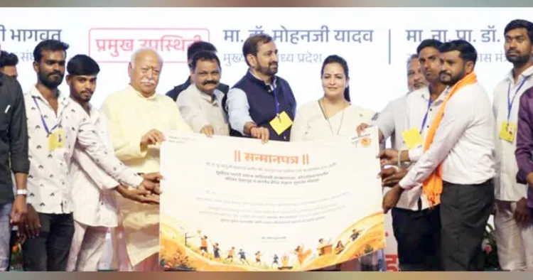 പാര്ധി ആദിവാസി ആശ്രമശാലയില് അമനോര യെസ് ഫൗണ്ടേഷന് നിര്മിച്ച മൂന്ന് കായിക സമുച്ചയങ്ങള് ആര്എസ്എസ് സര്സംഘചാലക് ഡോ. മോഹന് ഭാഗവത് ഉദ്ഘാടനം ചെയ്യുന്നു