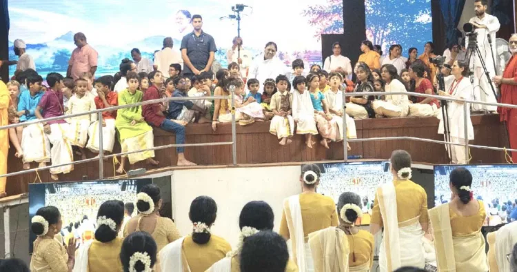 അമ്മയുടെ സാന്നിധ്യത്തില് അമൃതപുരിയില് നടന്ന ഓണാഘോഷത്തില് നിന്ന്