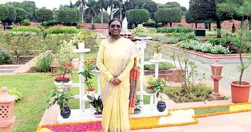 രാഷ്ട്രപതി ഭവനിലെ അമൃത് ഉദ്യാന്‍ രാഷ്ട്രപതി ദ്രൗപദി മുര്‍മു സന്ദര്‍ശകര്‍ക്കായി തുറന്ന് കൊടുത്തപ്പോള്‍