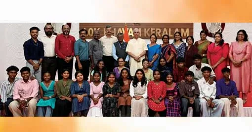 ലോകഭവനിലെത്തിയ അട്ടപ്പാടിയിലെ വനവാസി വിദ്യാര്ത്ഥികളും മെന്റര്മാരും ഗവര്ണര് രാജേന്ദ്ര വിശ്വനാഥ്
ആര്ലേക്കറോടൊപ്പം