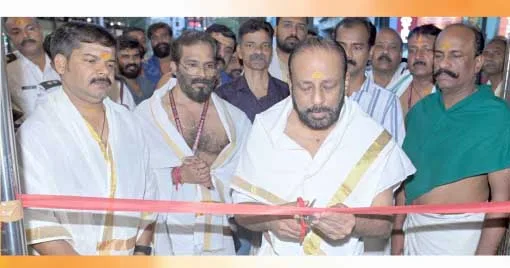 ഗുരുവായൂര്‍ ക്ഷേത്രത്തിലെ വെര്‍ച്വല്‍ ക്യൂ ദര്‍ശനത്തിന്റെ ഉദ്ഘാടനം ദേവസ്വം ചെയര്‍മാന്‍ എ.വി. ഗോപിനാഥ് നിര്‍വഹിക്കുന്നു