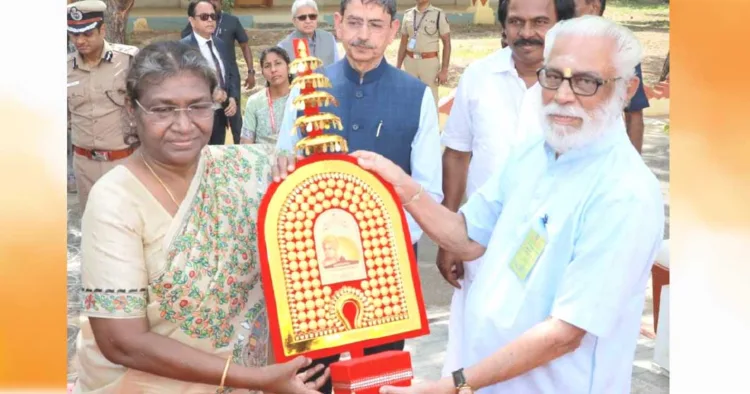 എ. ബാലകൃഷ്ണന്‍ രാഷ്ട്രപതി ദ്രൗപദി മുര്‍മുവിനോടൊപ്പം (ഫയല്‍ ചിത്രം)