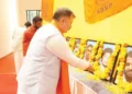എബിവിപിയുടെ ധീര ബലിദാനികള്ക്ക് സംഘടനാ സെക്രട്ടറി ആശിഷ് ചൗഹാന് പുഷ്പാര്ച്ചന നടത്തുന്നു