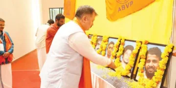 എബിവിപിയുടെ ധീര ബലിദാനികള്ക്ക് സംഘടനാ സെക്രട്ടറി ആശിഷ് ചൗഹാന് പുഷ്പാര്ച്ചന നടത്തുന്നു
