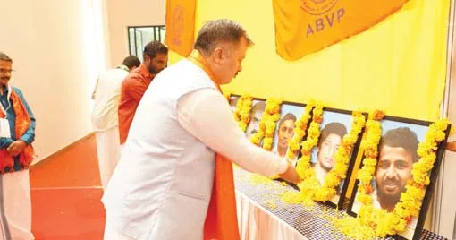 എബിവിപിയുടെ ധീര ബലിദാനികള്ക്ക് സംഘടനാ സെക്രട്ടറി ആശിഷ് ചൗഹാന് പുഷ്പാര്ച്ചന നടത്തുന്നു
