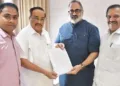 വെള്ളപ്പൊക്ക ദുരിതത്തിന് പരിഹാരം കാണമെന്നാവശ്യപ്പെട്ട് കേന്ദ്ര ജലശക്തി മന്ത്രി സി.ആര്‍. പാട്ടീലിന് ബിജെപി സംസ്ഥാന അധ്യക്ഷന്‍ രാജീവ് ചന്ദ്രശേഖര്‍ നിവേദനം നല്‍കുന്നു. ബിജെപി സംസ്ഥാന ജനറല്‍ സെക്രട്ടറി അനൂപ് ആന്ററണി, ദേശീയ നിര്‍വാഹക സമിതി അംഗം പി.കെ. കൃഷ്ണദാസ് സമീപം