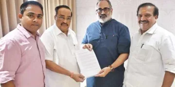 വെള്ളപ്പൊക്ക ദുരിതത്തിന് പരിഹാരം കാണമെന്നാവശ്യപ്പെട്ട് കേന്ദ്ര ജലശക്തി മന്ത്രി സി.ആര്‍. പാട്ടീലിന് ബിജെപി സംസ്ഥാന അധ്യക്ഷന്‍ രാജീവ് ചന്ദ്രശേഖര്‍ നിവേദനം നല്‍കുന്നു. ബിജെപി സംസ്ഥാന ജനറല്‍ സെക്രട്ടറി അനൂപ് ആന്ററണി, ദേശീയ നിര്‍വാഹക സമിതി അംഗം പി.കെ. കൃഷ്ണദാസ് സമീപം