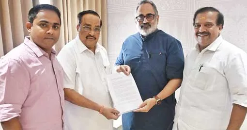 വെള്ളപ്പൊക്ക ദുരിതത്തിന് പരിഹാരം കാണമെന്നാവശ്യപ്പെട്ട് കേന്ദ്ര ജലശക്തി മന്ത്രി സി.ആര്‍. പാട്ടീലിന് ബിജെപി സംസ്ഥാന അധ്യക്ഷന്‍ രാജീവ് ചന്ദ്രശേഖര്‍ നിവേദനം നല്‍കുന്നു. ബിജെപി സംസ്ഥാന ജനറല്‍ സെക്രട്ടറി അനൂപ് ആന്ററണി, ദേശീയ നിര്‍വാഹക സമിതി അംഗം പി.കെ. കൃഷ്ണദാസ് സമീപം