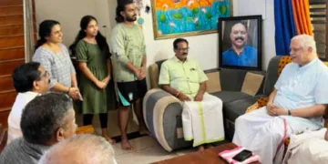 ബിജെപി ദേശിയ സംഘടനാ സെക്രട്ടറി ബി.എല്‍. സന്തോഷ്
എല്‍. പദ്മകുമാറിന്റെ വീട് സന്ദര്‍ശിച്ച് ബന്ധുക്കളുമായി സംസാരിക്കുന്നു