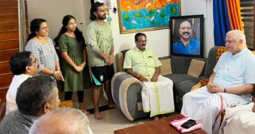 ബിജെപി ദേശിയ സംഘടനാ സെക്രട്ടറി ബി.എല്. സന്തോഷ്
എല്. പദ്മകുമാറിന്റെ വീട് സന്ദര്ശിച്ച് ബന്ധുക്കളുമായി സംസാരിക്കുന്നു