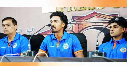 കോഴിക്കോട് നടന്ന വാര്‍ത്താ സമ്മേളനത്തില്‍ കാലിക്കറ്റ് ഗ്ലോബ്സ്റ്റാര്‍സ് ക്യാപ്റ്റന്‍ രോഹന്‍ കുന്നുമ്മല്‍ സംസാരിക്കുന്നു. ടീം ചീഫ് ഓപ്പറേറ്റിങ് ഓഫീസര്‍ അച്യുതന്‍ ഉണ്ണികൃഷ്ണന്‍, വിഘ്നേഷ് പുത്തൂര്‍ എന്നിവര്‍ സമീപം