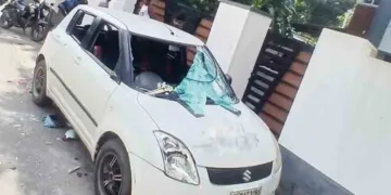 ഗുണ്ടകള്‍ അടിച്ചുതകര്‍ത്ത വാഹനം