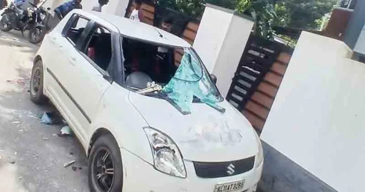ഗുണ്ടകള്‍ അടിച്ചുതകര്‍ത്ത വാഹനം