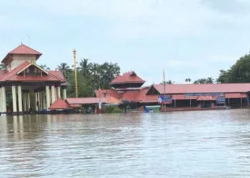 കനത്ത മഴയില്‍ ആലപ്പുഴ ചക്കുളത്തുകാവ് ശ്രീഭഗവതി ക്ഷേത്ര പരിസരം വെള്ളത്തില്‍ മുങ്ങിയ നിലയില്‍