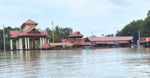കനത്ത മഴയില്‍ ആലപ്പുഴ ചക്കുളത്തുകാവ് ശ്രീഭഗവതി ക്ഷേത്ര പരിസരം വെള്ളത്തില്‍ മുങ്ങിയ നിലയില്‍