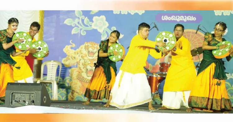 ശംഖുമുഖത്ത് അരങ്ങേറിയ ഡിഫറന്റ് ആര്‍ട് സെന്ററിലെ കുട്ടികള്‍ അവതരിപ്പിച്ച കലാസന്ധ്യയില്‍ നിന്ന്‌