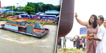 കൊല്‍ക്കത്തയിലെ ടിറ്റാഗഡില്‍ നടന്ന ചടങ്ങില്‍ വൈസ് അഡ്മിറല്‍ ഗുര്‍ചരണ്‍ സിങ്ങിന്റെ ഭാര്യ കമല്‍ സിങ് ഡിഎസ്‌സി എ24 കപ്പല്‍ നീറ്റിലിറക്കുന്നു