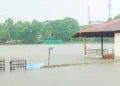 തോരാമഴയില് തിരുവല്ല പബ്ലിക് സ്റ്റേഡിയം വെള്ളത്തില് മുങ്ങിയപ്പോള്. ഗ്രൗണ്ടില് പത്തടി ഉയരത്തിലാണ് വെള്ളം പൊങ്ങിയത്. ഗാലറിയിലെ ഇരിപ്പിടങ്ങള് പൂര്ണമായി മുങ്ങിയ നിലയിലാണ്
