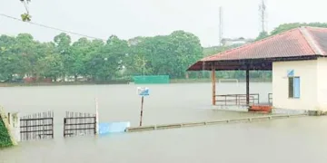 തോരാമഴയില്‍ തിരുവല്ല പബ്ലിക് സ്റ്റേഡിയം വെള്ളത്തില്‍ മുങ്ങിയപ്പോള്‍. ഗ്രൗണ്ടില്‍ പത്തടി ഉയരത്തിലാണ് വെള്ളം പൊങ്ങിയത്. ഗാലറിയിലെ ഇരിപ്പിടങ്ങള്‍ പൂര്‍ണമായി മുങ്ങിയ നിലയിലാണ്‌