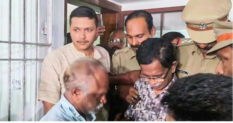 അവധി ദിവസത്തിൽ കസ്റ്റഡിയിലെടുത്ത ടി.ജി മോഹൻദാസിനെ തിരുവനന്തപുരം സിറ്റി സൈബർ പൊലീസ് അറസ്റ്റ് ചെയ്തു: ആഭ്യന്തര വകുപ്പിന്റെ ഗൂഢാലോചന തെളിയുന്നു