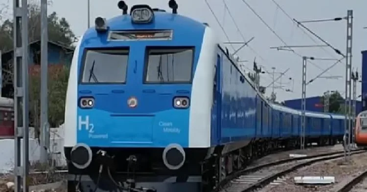 ഇന്ത്യയിലെ ആദ്യ ഹൈഡ്രജനിലോടുന്ന ട്രെയിന്‍
