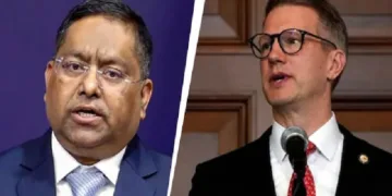 ഇന്ത്യയുടെ വിദേശകാര്യമന്ത്രാലയ വക്താവ് രണ്‍ധീര്‍ ജയ്സ്വാള്‍ (ഇടത്ത്) യുഎസ് കോണ്‍ഗ്രസ് അംഗം റിലി മൂര്‍ (വലത്ത്)