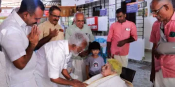 എം.ജി. ജാനകിയമ്മ ടീച്ചറെ കുമ്മനം രാജശേഖരന്‍
ആദരിക്കുന്നു