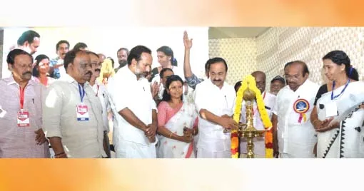 സീനിയര്‍ ജേണലിസ്റ്റ്സ് ഫോറം സംസ്ഥാന സമ്മേളനം കൊല്ലം കടപ്പാക്കട സ്പോര്‍ട്സ് ക്ലബ് ഓഡിറ്റോറിയത്തില്‍ മുഖ്യമന്ത്രി വി.ഡി. സതീശന്‍ ഉദ്ഘാടനം ചെയ്യുന്നു