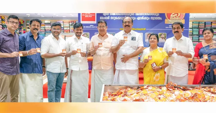 തൃശൂര്‍ പാലസ് റോഡിലുള്ള കല്യാണ്‍ സില്‍ക്‌സ് ഷോറൂമില്‍ വെച്ച് നടന്ന 'കല്യാണ്‍ സില്‍ക്‌സ് ഓണക്കോടിക്ക് ഒപ്പം രണ്ട്‌കോടി'യും സമ്മാനപദ്ധതിയുടെ അവസാനഘട്ട നറുക്കെടുപ്പില്‍ പങ്കെടുക്കുന്ന (ഇടത്തുനിന്ന്) കല്യാണ്‍ സില്‍ക്‌സ് മാനേജിങ്ഡയറക്ടര്‍ പ്രകാശ് പട്ടാഭിരാമന്‍, ബിജെപി തൃശൂര്‍ മണ്ഡലം പ്രസിഡന്റും തൃശൂര്‍ കോര്‍പ്പറേഷന്‍ കൗണ്‍സിലറുമായ രഘുനാഥ് സി. മേനോന്‍, തൃശൂര്‍ കോര്‍പ്പറേഷന്‍ പ്രതിപക്ഷ നേതാവ് ടി.ആര്‍. ഹിരണ്‍, സംസ്ഥാന യുവജനക്ഷേമ, കായിക, രജിസ്‌ട്രേഷന്‍, പുരാവസ്തു വകുപ്പ് മന്ത്രി ഒ.ജെ. ജനീഷ്, കല്യാണ്‍ സില്‍ക്‌സ് ചെയര്‍മാന്‍ ടി.എസ്. പട്ടാഭിരാമന്‍, തൃശൂര്‍ എംഎല്‍എ രാജന്‍ ജെ. പല്ലന്‍, തൃശൂര്‍ കോര്‍പ്പറേഷന്‍ മേയര്‍ ഡോ. നിജി ജസ്റ്റിന്‍, ചെമ്പൂക്കാവ് ഡിവിഷന്‍ കൗണ്‍സിലര്‍ അഡ്വ. ജോയ് ബാസ്റ്റ്യന്‍ ചാക്കോള, തൃശൂര്‍ ജില്ലാ കളക്ടര്‍ ശിഖസുരേന്ദ്രന്‍ എന്നിവര്‍
