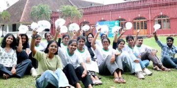 ഓണാഘോഷ വേളയില്‍ കനകക്കുന്നിനെ പ്ലാസ്റ്റിക് മാലിന്യമുക്തമാക്കുന്നതിന് പരിശ്രമിക്കുന്ന ഗ്രീന്‍ പ്രോട്ടോക്കോള്‍ വോളണ്ടിയര്‍മാര്‍.